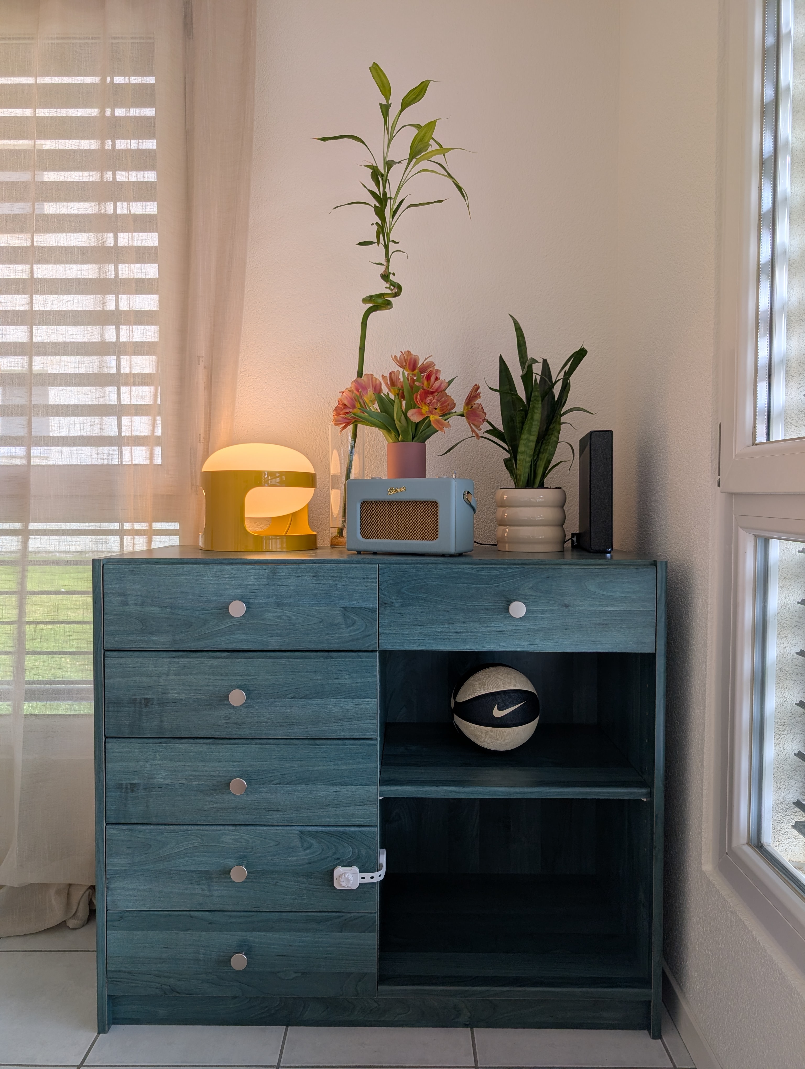 Console en bois avec radio, plantes et décoration